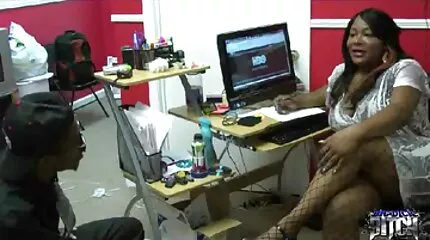 Негритянська Товстуха трахкає з чорним африканським членом porno video vk