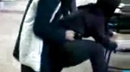 Вона милий секс прийшла потрахаться, а у чорношкірого сусіда в гості прийшов друг