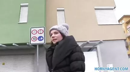 Чоловіки трахкають повій трансипорно на перехресті поруч із жвавою трасою