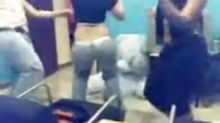 Азіатська красуня трахкає з темношкірим і pornoxuj білим з подвійним проникненням