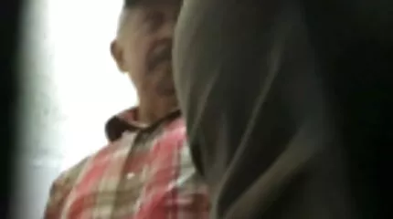 Перша Лесбійська ніч в Парижі перетворюється на секс утрьох з француженкою порно з великими членами