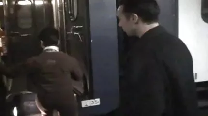 Азіатська вчителька лиже кицьки учениць порно у ванні