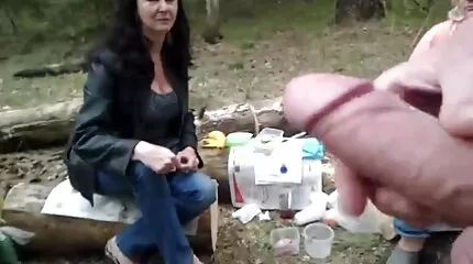 Вінтажна еротика з грудастою жінкою, бриючої волосся у футболці еротика секс